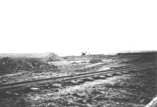 Um das Gelände einebnen zu können wurden auch Bauschienen (im Vordergrund) mit Eisenbahnen eingesetzt