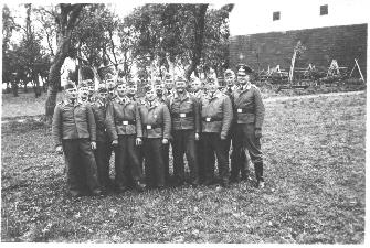Soldaten der Fliegerhorstkommandantur 40/XIII Dornberg beim Gruppenbild vor der Scheune Ott auf dem Schlempertshof